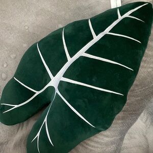 🌟CLEARANCED🌟Green Philosophy Co Leaf-Shaped Pillow